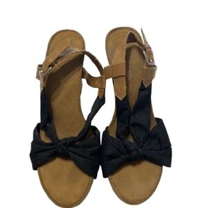 AEROSOLES Tan and Black Bow Sandals